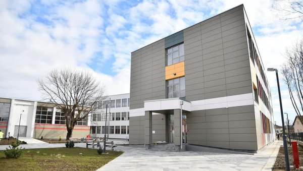 УСКОРО И ПРВО ЗВОНО: У Краљевачком насељу Рибница завршена изградња нове савремене школе