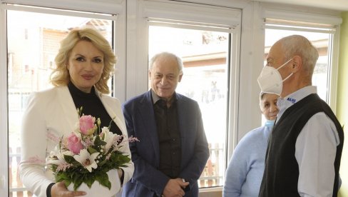 NAJSTARIJIMA POKLON VIŠE OD 200 KNJIGA: Stanari gerontološkog centra Mladenovac dobili vredna izdanja Kompanije Novosti