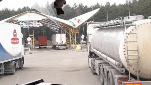 НЕМАМО ХРАНУ, НЕ МОЖЕМО У КАМИОНЕ: Драма седморице возача камиона из Србије - једни заробљени у Украјини, други чекају на граници ка Пољској