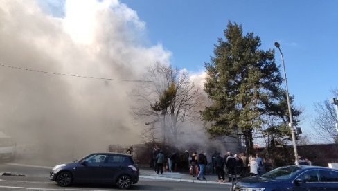 PLINSKI REŠO IZAZVAO POŽAR: U Kirovljevoj ulici na Banovom brdu vatra je progutala ceo sprat kuće