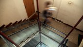 NE BACAJTE NA TERASU Besna poruka u ulazu - stanari u Beogradu zaratili, razlog gadan