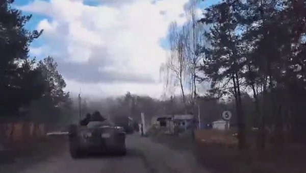 РУСКЕ СНАГЕ У КИЈЕВСКОЈ ОБЛАСТИ: Ка престоници Украјине хитају оклопна возила и камиони, срушени мостови нису препрека (ВИДЕО)