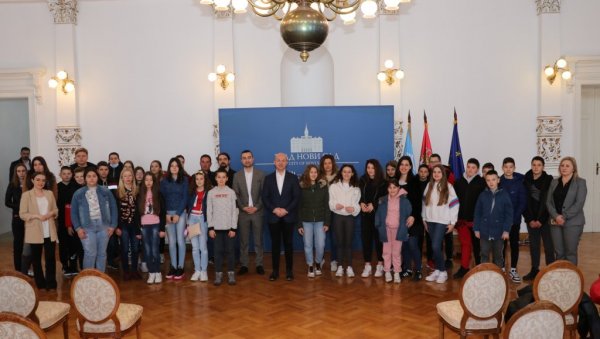 ДЕЦА ИЗ РЕГИОНА ПОСЕТИЛА НОВИ САД: Обилазе знаменитости и упознају вршњаке