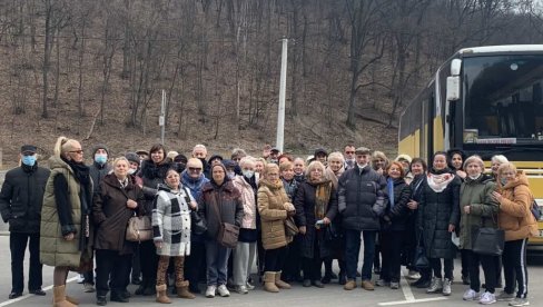 SENIORI U MANASTIRU TUMANE: Opština Voždovac ispratila penzionere na izlet