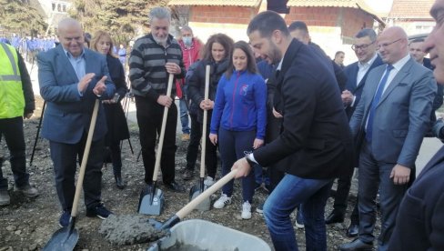 ULAGANJE U NAŠU DECU ZA VIŠE MLADIH U SPORTU! Ministar Udovičić posetio Lučane, Guču, Čačak, Kraljevo i Rašku: Država gradi nove sale
