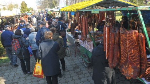 SLANINICA NAJSLAĐA POSLASTICA: Na  35. Slaninijadi u Kačarevu,  okupili se proizvođači mesnih prerađevina i posetioci iz Srbije i regiona