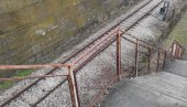 PREKO PRUGE NA SOPSTVENI RIZIK: Loše stanje prometne metalne pasarele na kružnom putu u Rakovici