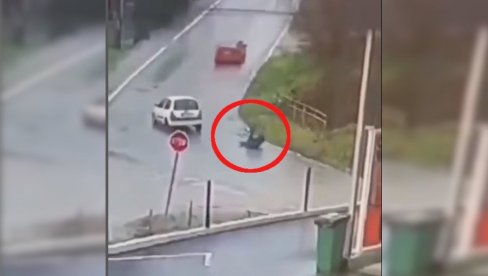 (UZNEMIRUJUĆE) SAOBRAĆAJNA NESREĆA U LAZAREVCU: Pešak pretrčavao put na nedozvoljenom mestu u krivini, naišao reno i pregazio ga (VIDEO)