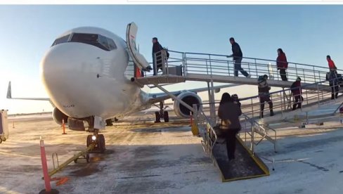 KAO DA SU TAOCI: Skandal na severu Kanade, avion sa ruskim državljanima zadržan na aerodromu!