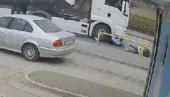 STRAVIČAN SNIMAK NESREĆE: Pogledajte kako kamion udara devojčice koje pretrčavaju ulicu (UZNEMIRUJUĆI VIDEO)