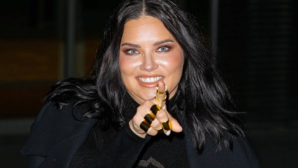 СРПСКА СНАЈКА ПОКАЗАЛА ТРУДНИЧКИ СТОМАК: Ево како је Адријана Лима изгледала на црвеном тепиху (ФОТО)