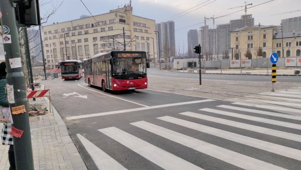 ВОЗИЛА КОНАЧНО КРЕНУЛА САВСКОМ: После више од две године радова, пуштен део улице око реконструисаног трга