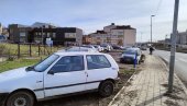 PAPRENO PARKIRANJE NA TRAVI: Kazne od 5.000 do 25.000 dinara, Zelenilo postavlja prečke i na poziv