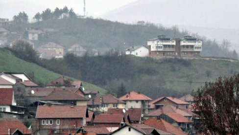 NOVE PROVOKACIJE: Posle ispisivanja grafita na srpskim kućama u Suvom Dolu razbijena vrata školskog objekta