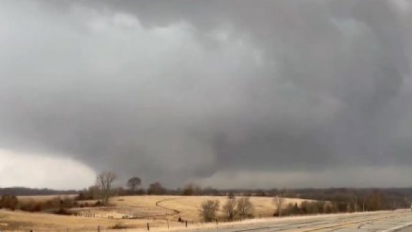ТОРНАДО У АЈОВИ: Шесторо људи погинуло (ФОТО/ВИДЕО)