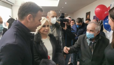 MEĐU PRVIMA STIGAO PROFESOR RADENOVIĆ: Potpise za predsedničku kandidaturu Vučića dali Mali, Kešelj, Vujović... (FOTO)
