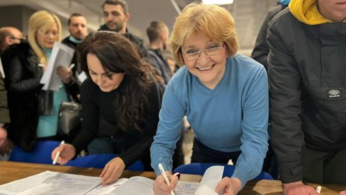 I PROFESORKA GRUJIČIĆ PODRŽALA VUČIĆA: Potpis za kandidaturu na predsedničkim izborima (FOTO)