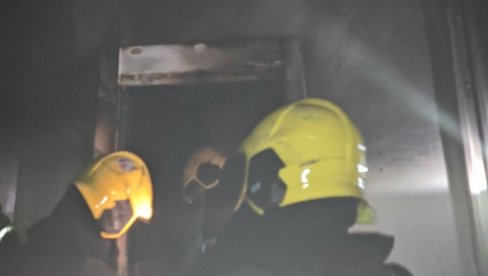 POŽAR NA NOVOM BEOGRADU: Vatra buknula u stanu na 4. spratu, plamen gasi 20 vatrogasaca