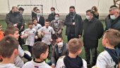 MINISTAR UDOVIČIĆ U BELOJ CRKVI: Donacija sportskih rekvizita osnovnoj školi u Kruščici