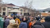 GRAĐANI SE OKUPILI DA DOČEKAJU PREDSEDNIKA: Pre velikog mitinga u Leskovcu, Vučić obilazi Medveđu (FOTO)