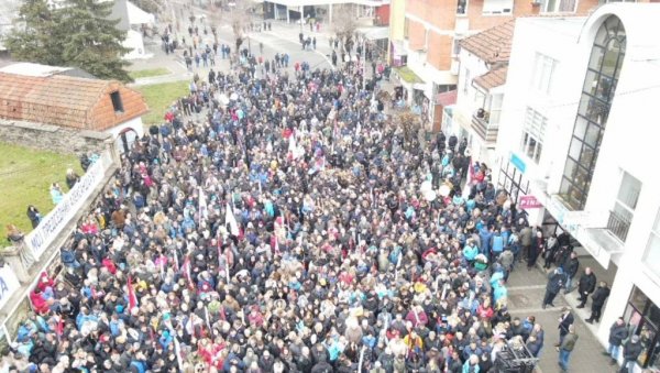 ГРАЂАНИ ЧЕКАЈУ ПРЕДСЕДНИКА: Две хиљаде људи окупило се у Лебану да дочека Вучића (ФОТО/ВИДЕО)