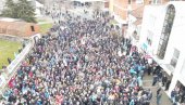 GRAĐANI ČEKAJU PREDSEDNIKA: Dve hiljade ljudi okupilo se u Lebanu da dočeka Vučića (FOTO/VIDEO)