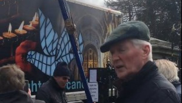 ИНЦИДЕНТ У ДАБЛИНУ: Камионом се залетео на капије руске амбасаде (ФОТО/ВИДЕО)