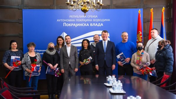 МИРОВИЋ: Још десет породица избеглих и расељених лица добило свој дом