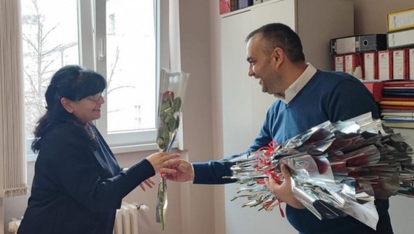РУЖЕ ЗА ДАМЕ ИЗ ОПШТИНЕ: Руководиоци са Савског венца обрадовали колегинице на 8. март