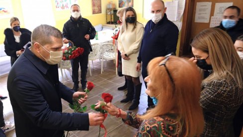 СИГУРНОСТ ПУНИХ 20 ГОДИНА: Никола Никодијевић обишао Сигурну кућу и дамама поклонио цвеће
