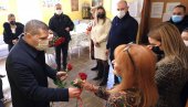SIGURNOST PUNIH 20 GODINA: Nikola Nikodijević obišao Sigurnu kuću i damama poklonio cveće