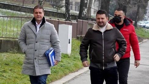 DUŠKO ŠARIĆ SUTRA PRVI PUT U SUDNICI SPECIJALNOG SUDA: Optužen da je deo kriminalne grupe rođenog brata Darka