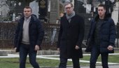 PREDSEDNIK SA DANILOM STIGAO NA NOVO GROBLJE: Obeležava se 40 dana od smrti novinarke Ksenije Vučić (VIDEO)