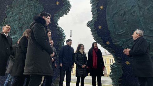 SIMBOL SRPSKE DRŽAVE I DRŽAVNOSTI: Bujuklić, Lakić i Todorović posetili spomenik Stefanu Nemanji (FOTO/VIDEO)