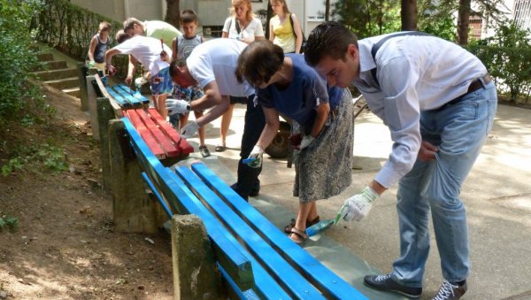 ПАРКОВИ УМЕСТО ПАКЕТИЋА: Новац од новогодишњих дарова за најмлађе преусмерен на Чукарици на градњу два мања игралишта