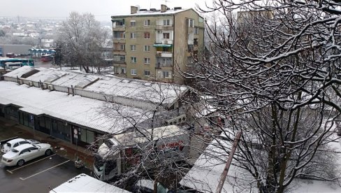 ПОЖАРЕВАЦ ОСВАНУО ПОД СНЕГОМ: Грађане изненадио снежни покривач