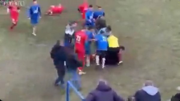 ХАОС У МАЛОМ ЗВОРНИКУ: Општа туча на фудбалском терену (ВИДЕО)