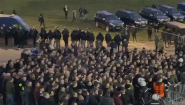 СТИГЛИ СУ У БЕОГРАД, И НИЈЕ ИХ МАЛО: Навијачи Фејенорда пошли на стадион ФК Партизан (ВИДЕО)