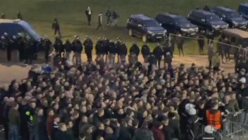STIGLI SU U BEOGRAD, I NIJE IH MALO: Navijači Fejenorda pošli na stadion FK Partizan (VIDEO)