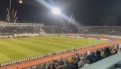 CRNO-BELA GRMLJAVINA: Ovako su grobari,  uz vatromet, ispratili Partizan na megdan sa Fejenordom (VIDEO)