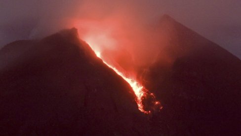 OBLAK PEPELA I REKA LAVE DUGA PET KILOMETARA: Pogledajte kako izgleda erupcija vulkana Merapi na ostrvu Java (FOTO)