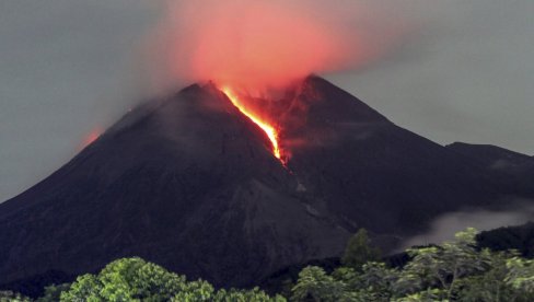 ПОЧЕЛА ЕВАКУАЦИЈА ЉУДИ: Због ерупције вулкана у Индонезији, Јапан у приправности због цунамија