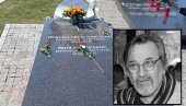 RUŽE ZA GAGU: Šest godina od smrti Dragana Nikolića, tužne scene na Novom groblju (FOTO)