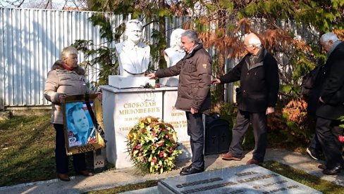 НА ГРОБУ ВЕНАЦ ОД МАРКА И МАРИЈЕ: У Пожаревцу обележено 16 година од смрти Милошевића