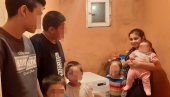 DOM STANIVUKA KONAČNO OBASJAN: Samohrana majka 11 dece iz Čuruga kod Žablja dobila struju posle 11 godina u mraku