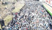 ВИШЕ ОД 3000 ЉУДИ У ОБРЕНОВЦУ ЧЕКА ВУЧИЋА: Народ се окупља пред обраћање председника, вијоре се тробојке (ФОТО)