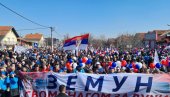 VUČIĆ STIŽE U BUSIJE: Veliki broj ljudi čeka obraćanje predsednika (FOTO)