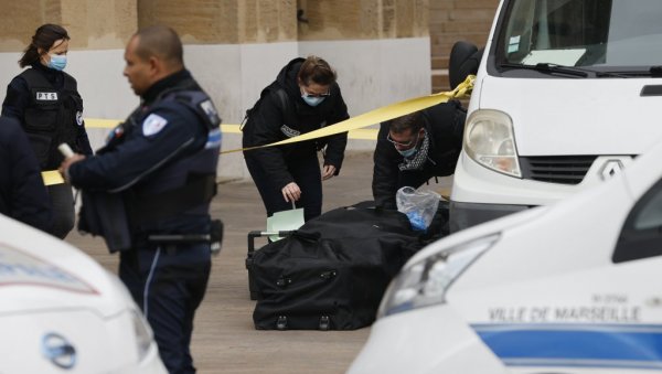 ПОЛИЦАЈАЦ ПОВРЕЂЕН, А НАПАДАЧ УБИЈЕН: Човек наоружан ножем устремио се на четворочлану полицијску патролу пре подне у самом центру Марсеља