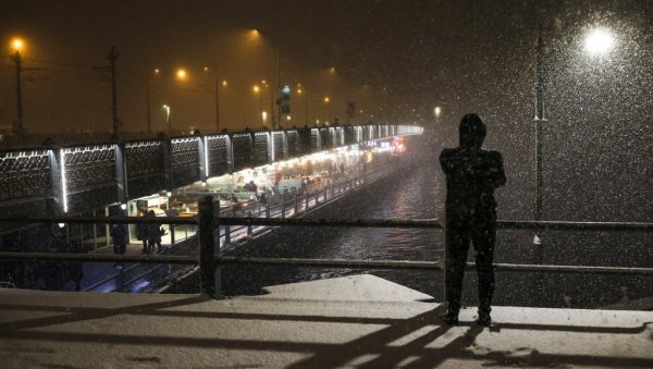 ХАОС У ИСТАНБУЛУ: Снежни наноси изазвали колапс