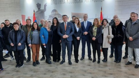 КЉУЧЕВИ СТАНОВА ЗА ДВАНАЕСТ ПОРОДИЦА: Решена стамбена питања социјално угроженима у Косовској Митровици